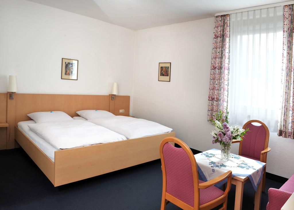 Hotel Gruener Baum Pommersfelden Exteriör bild
