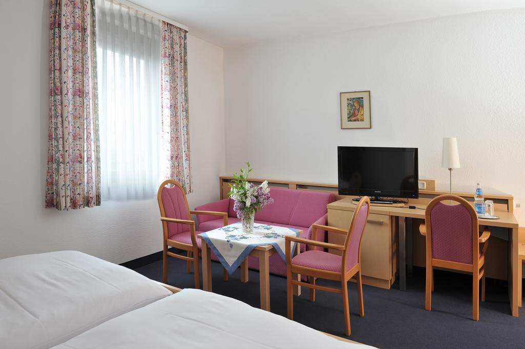 Hotel Gruener Baum Pommersfelden Exteriör bild