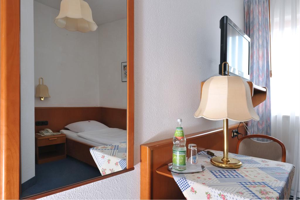 Hotel Gruener Baum Pommersfelden Exteriör bild
