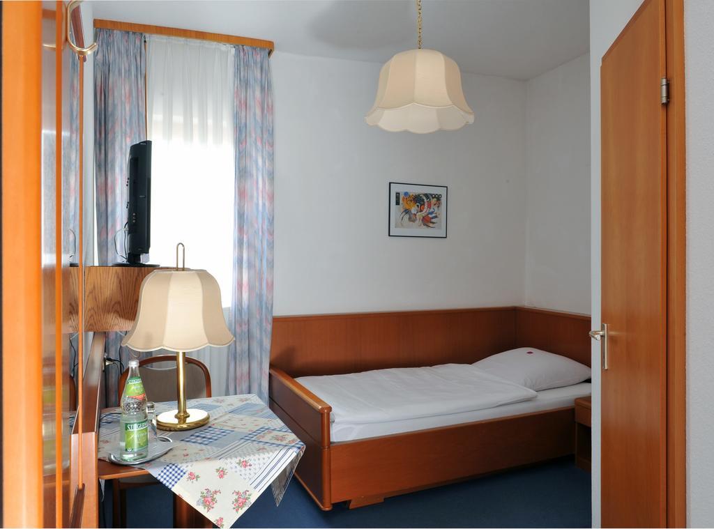 Hotel Gruener Baum Pommersfelden Exteriör bild
