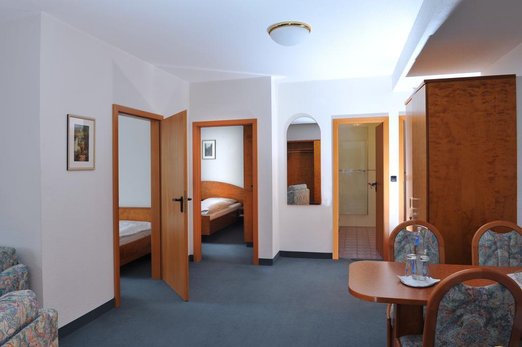 Hotel Gruener Baum Pommersfelden Exteriör bild