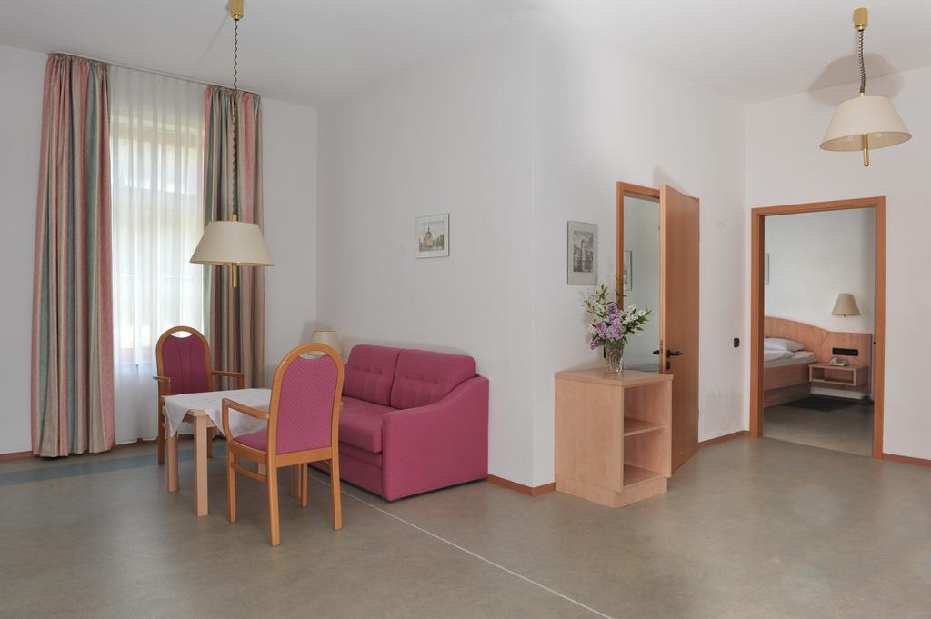 Hotel Gruener Baum Pommersfelden Exteriör bild