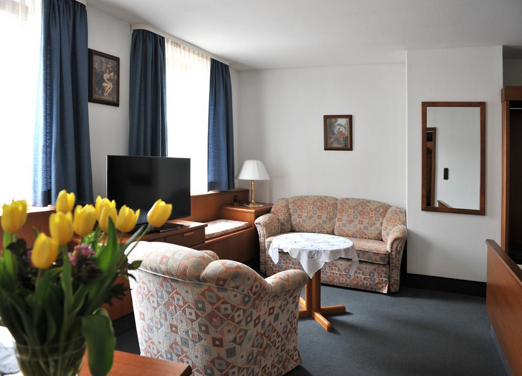 Hotel Gruener Baum Pommersfelden Exteriör bild